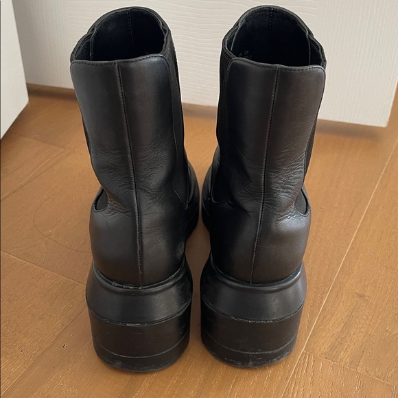 Stuart Weitzman Norah Lug Sole Chelsea Boots - Picture 7 of 16